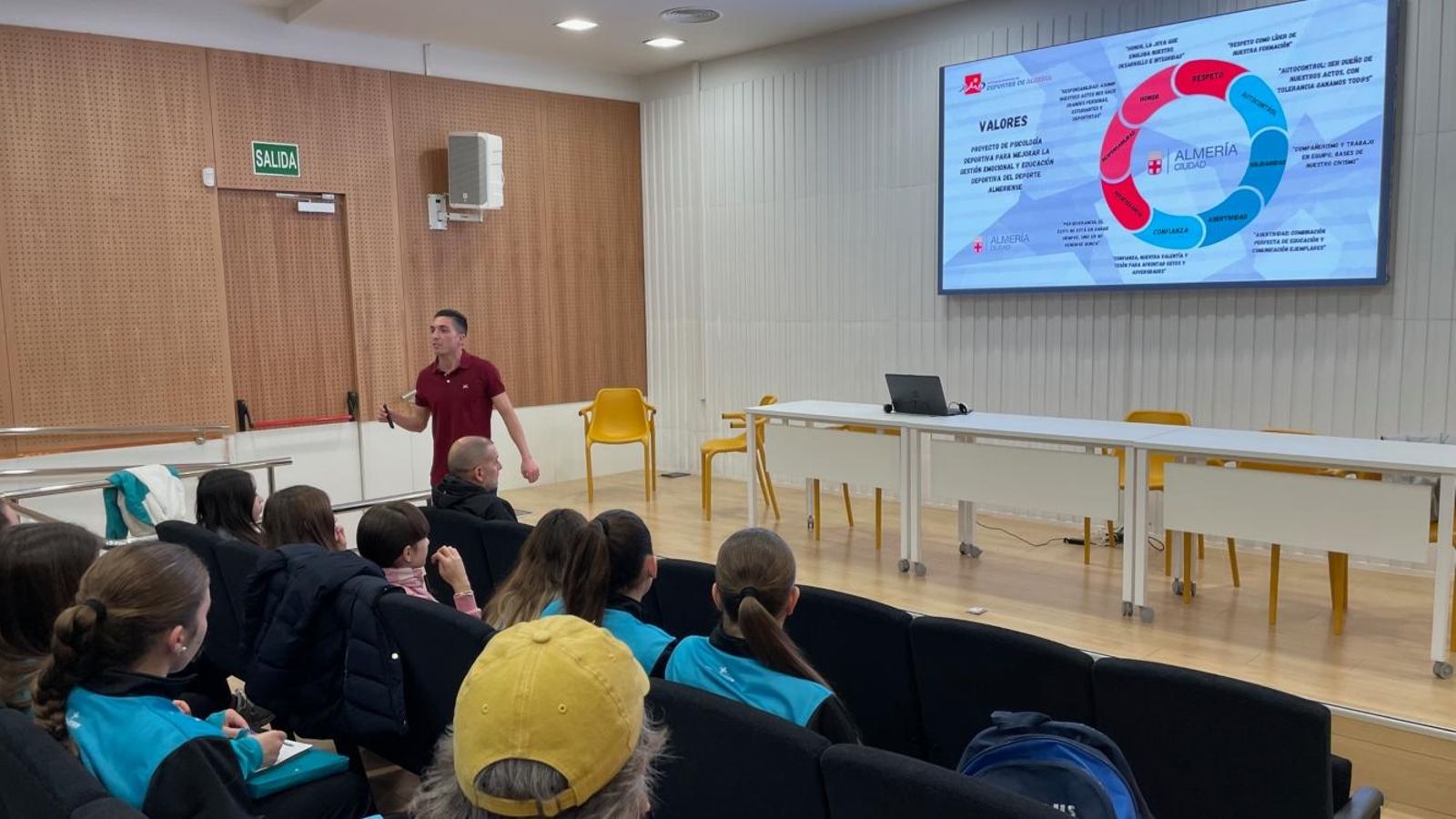El psicólogo deportivo Guillermo Pérez explica a los jóvenes los principales valores deportivos.