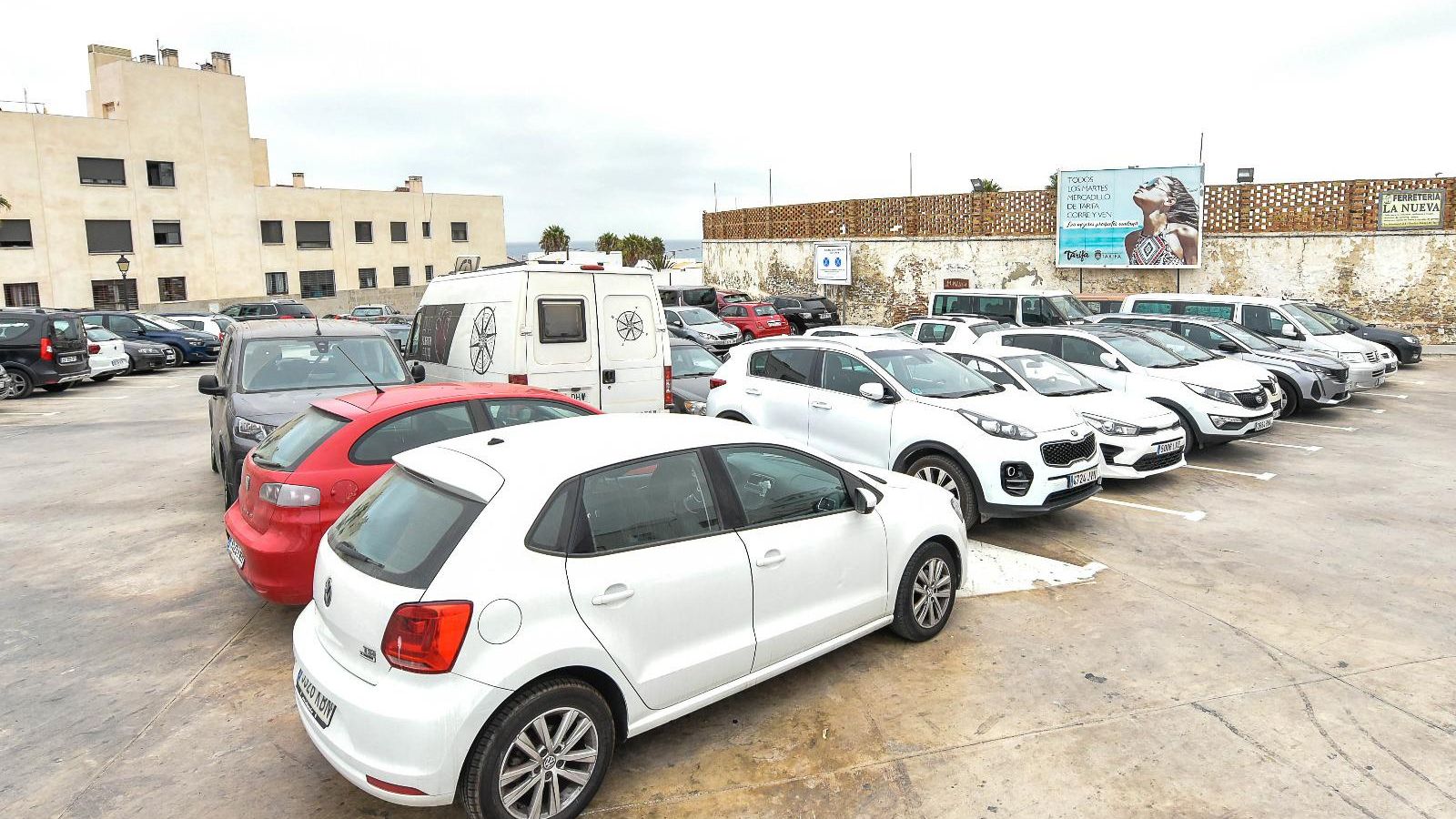 Aparcamiento repleto de coches en Tarifa Aparcamiento repleto de coches en Tarifa