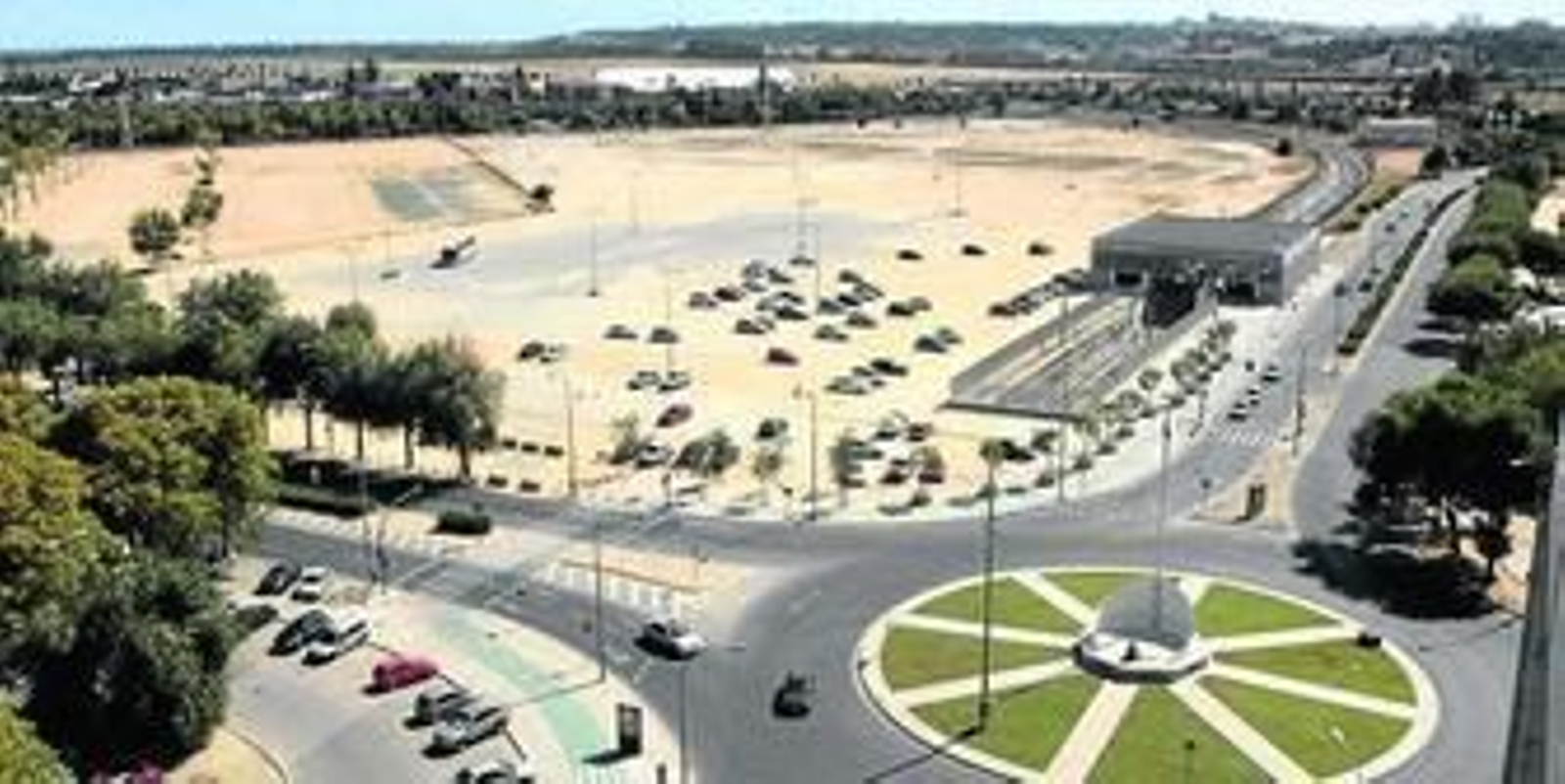 Parte de la avenida Alfredo Kraus que desemboca en la glorieta de Blas Infante.
