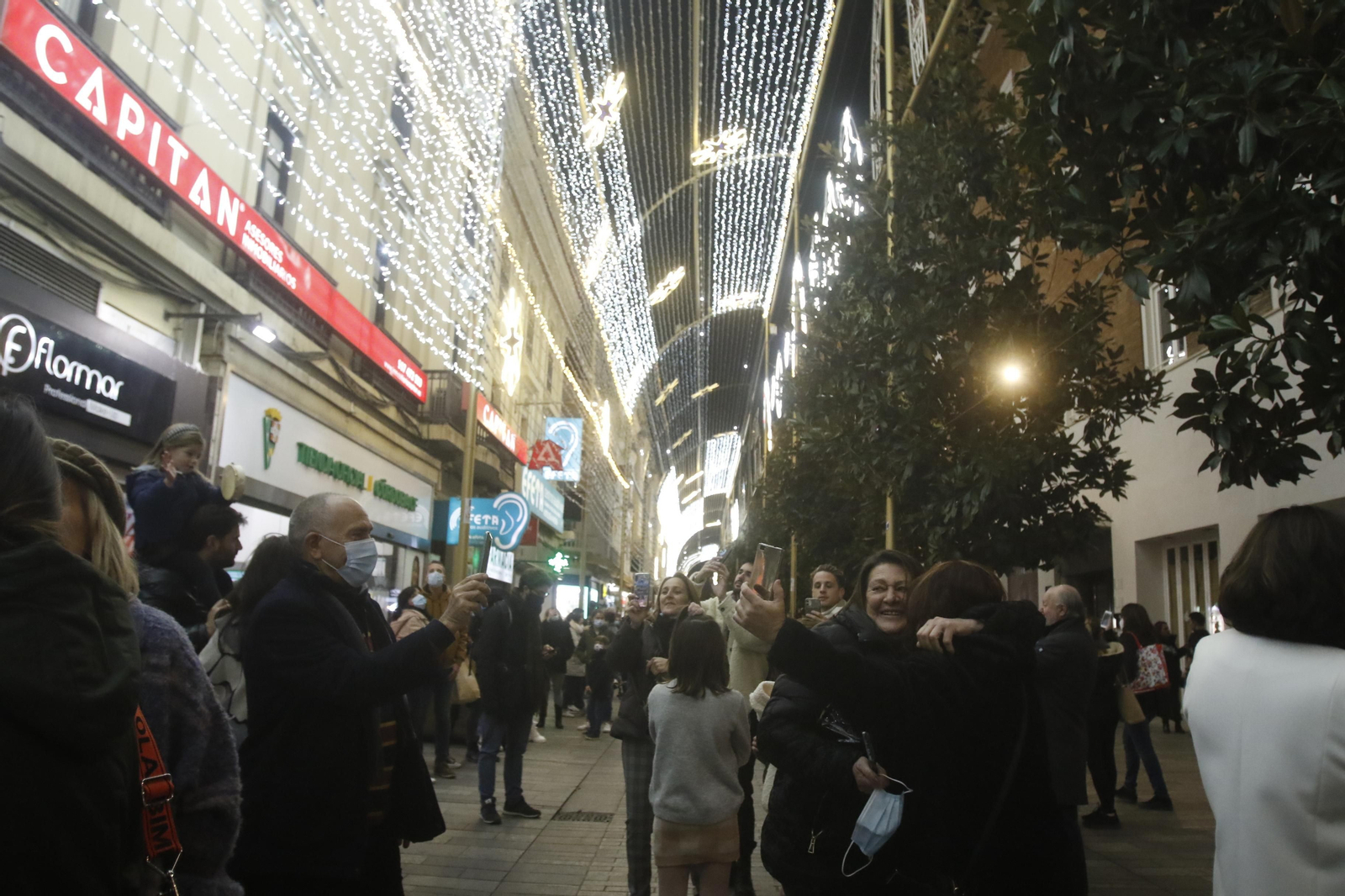 El alumbrado navideño de la calle Cruz Conde de Córdoba, en imágenes