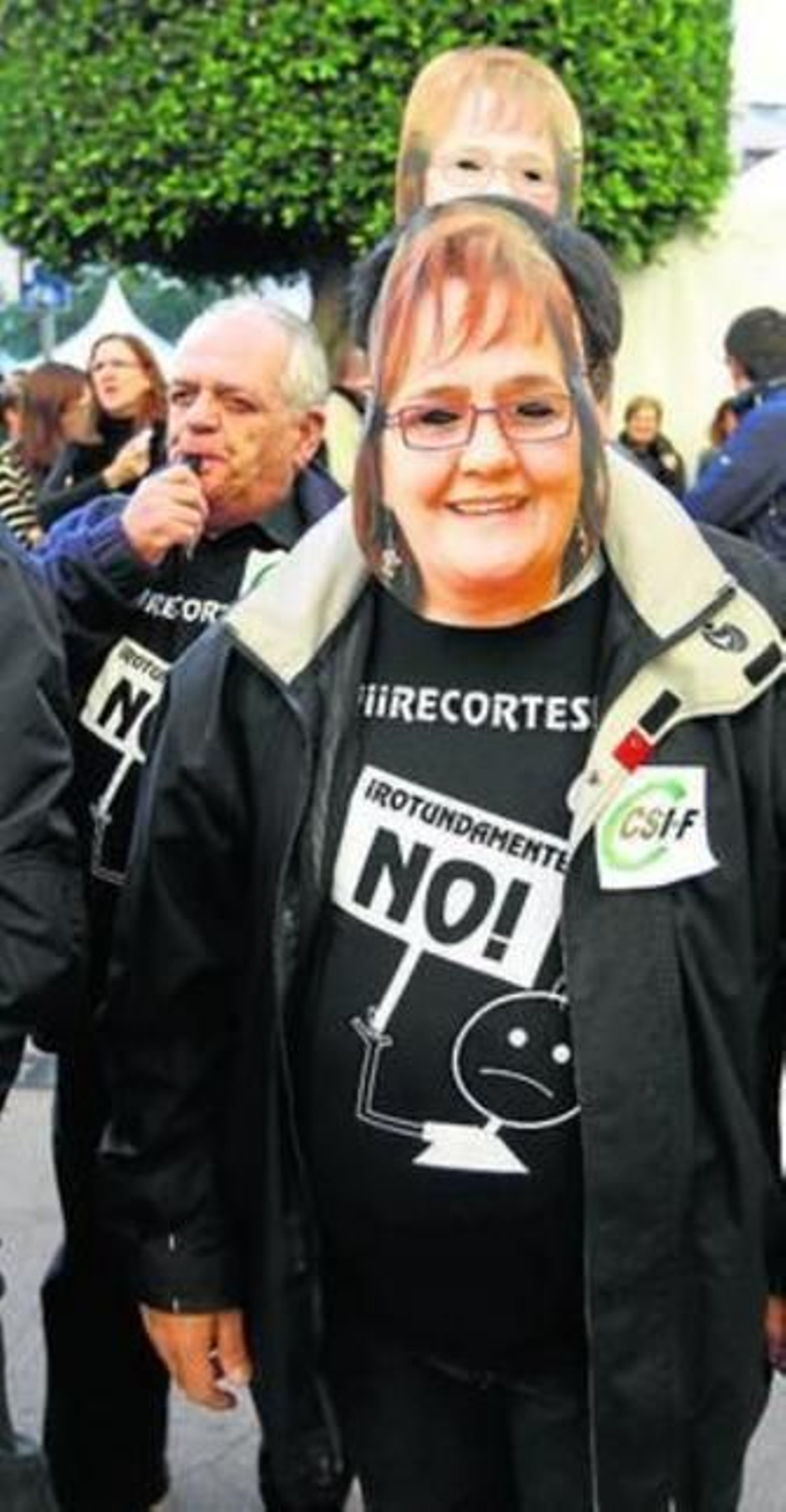 Un empleado público protesta en noviembre con una careta de Muñiz.