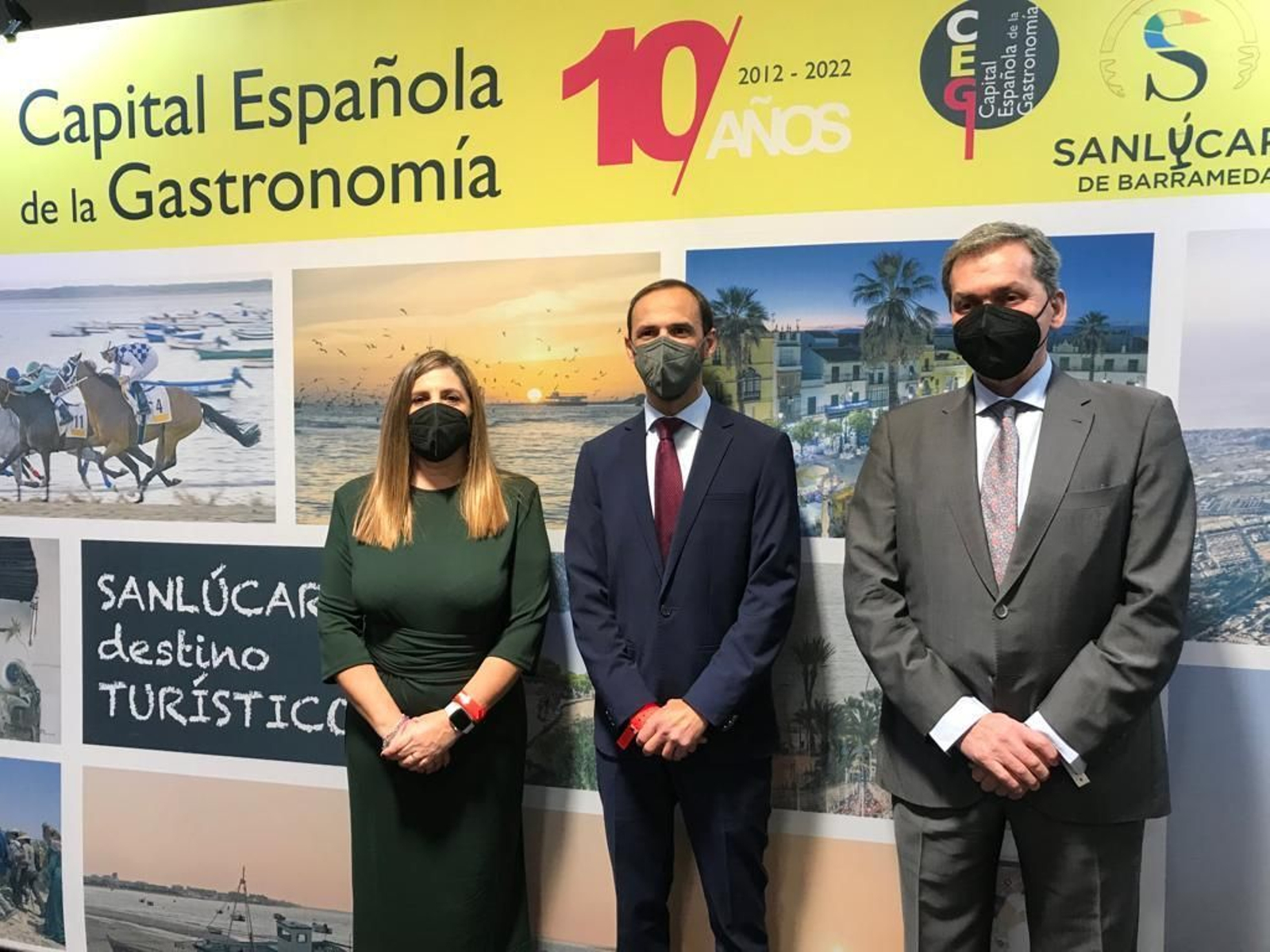 La presidenta de la Diputación, Irene García; el alcalde de Sanlúcar, Víctor Mora; y el concejal de Turismo, Javier Gómez Porrúa, en Fitur.