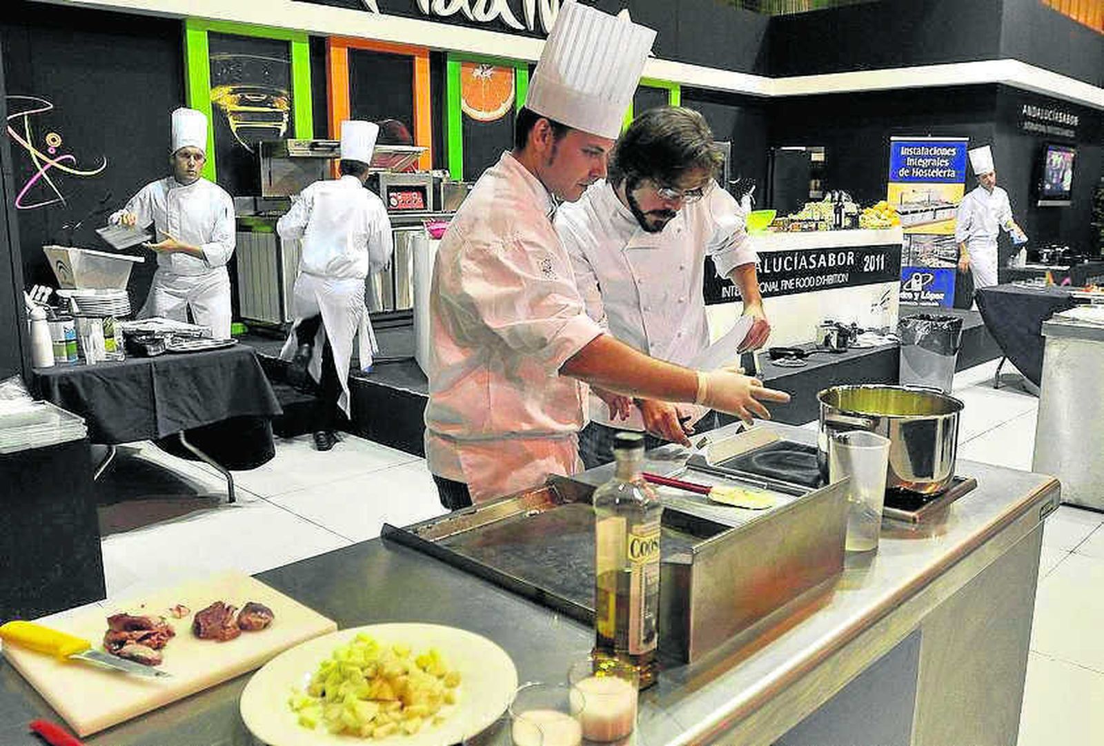 Jóvenes cocineros trabajando, en una imagen de archivo.