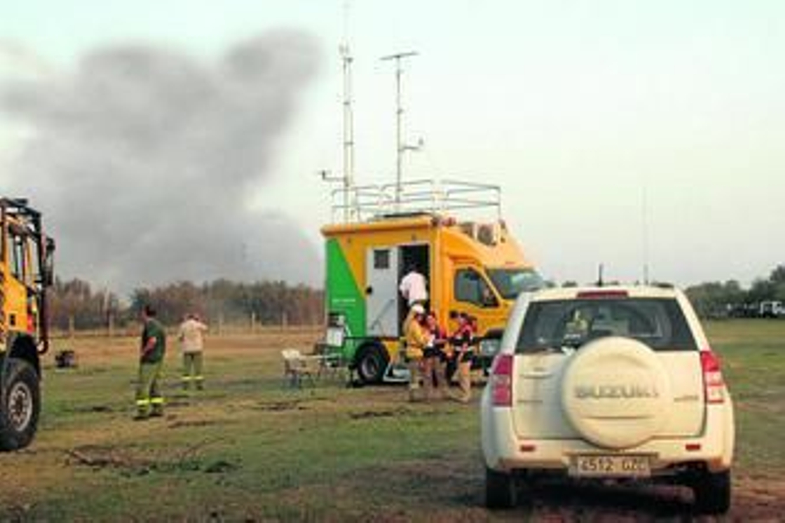 El operativo del Plan Infoca se mantuvo ayer en alerta en las proximidades del incidente ya controlado.