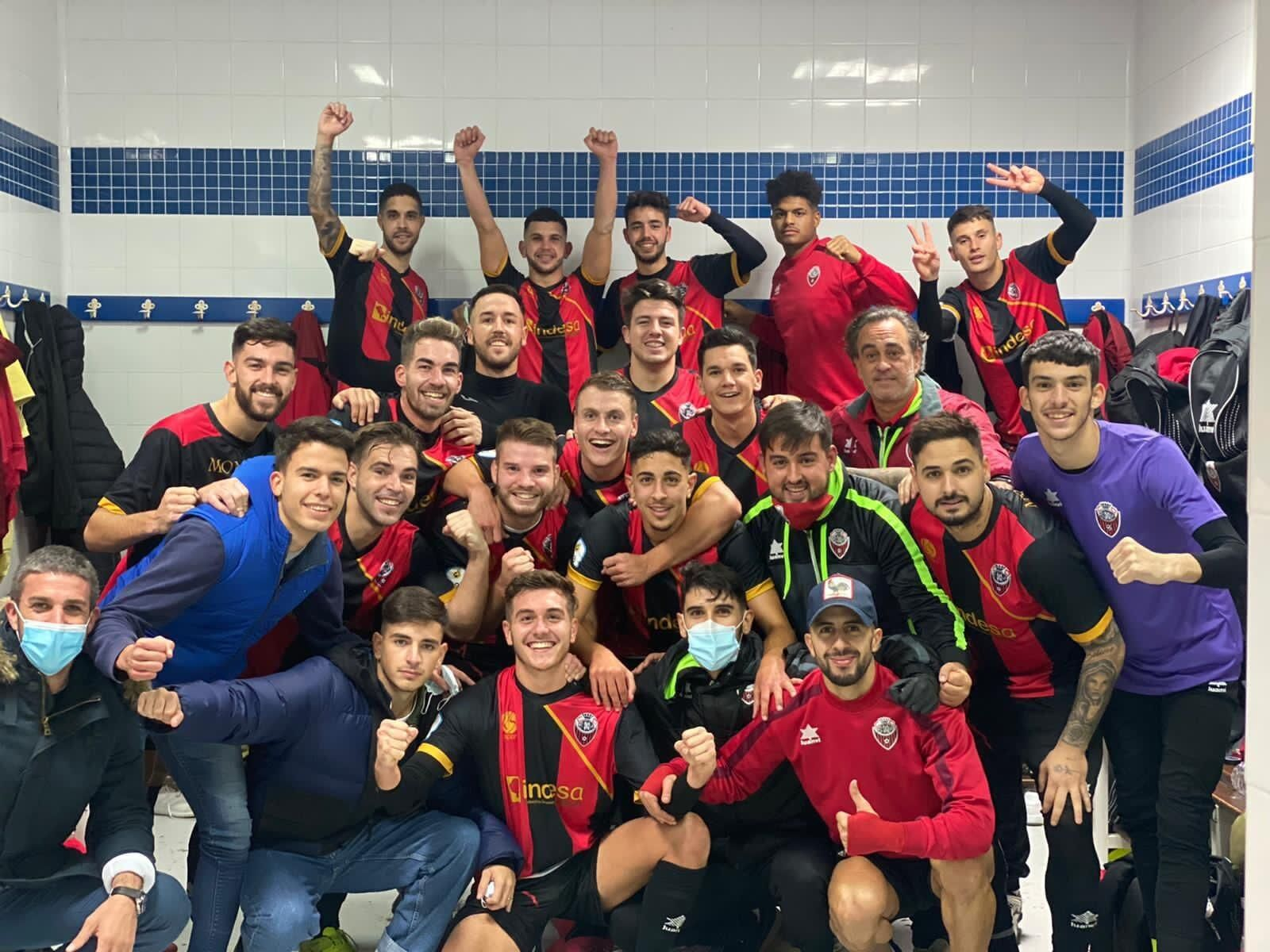 Los jugadores del Cabecense celebran en el vestuario uno de sus triunfos.