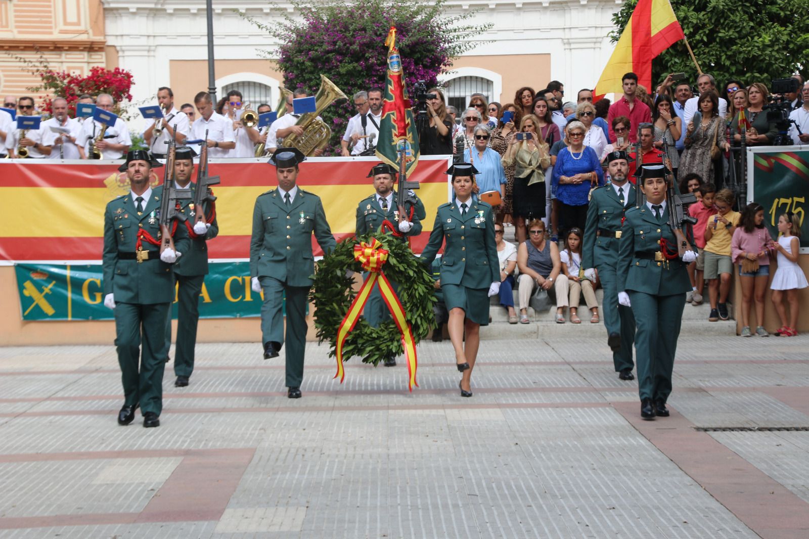Desfile militar en la plaza de la Merced de Huelva.
