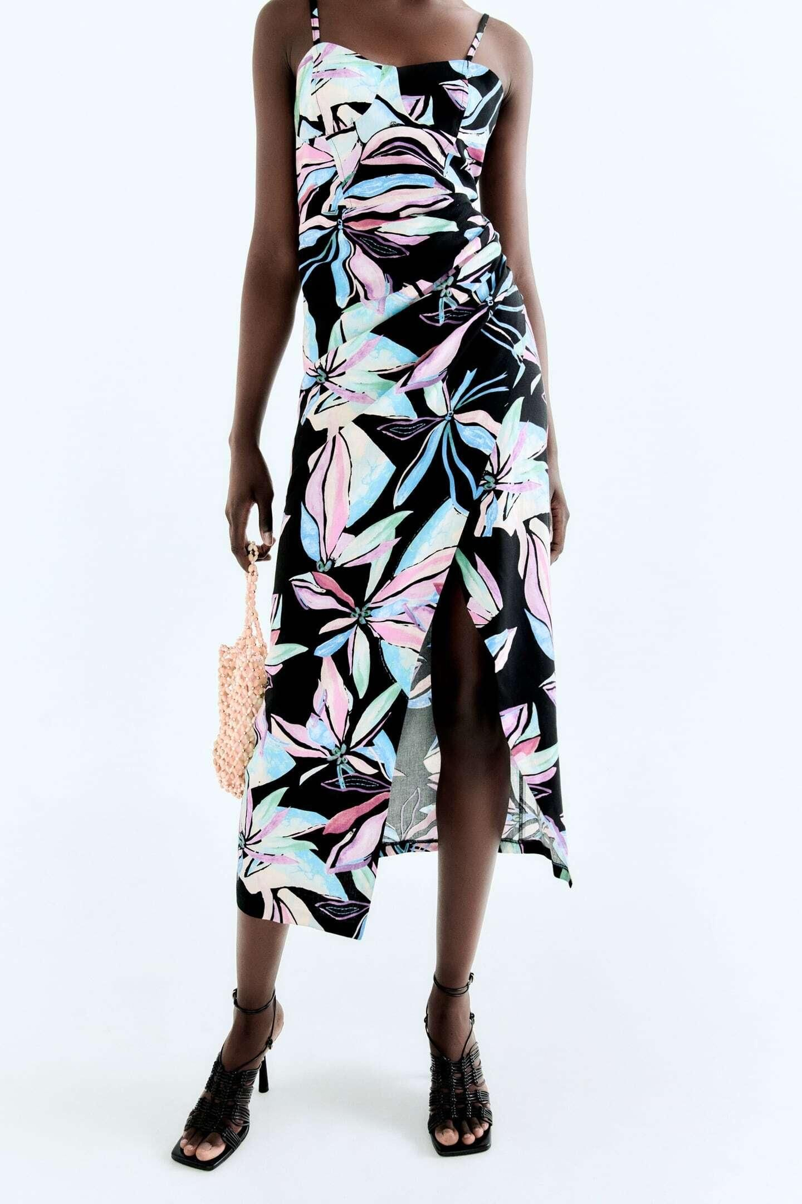 Vestido con estampado de flores. Vestido con estampado de flores.