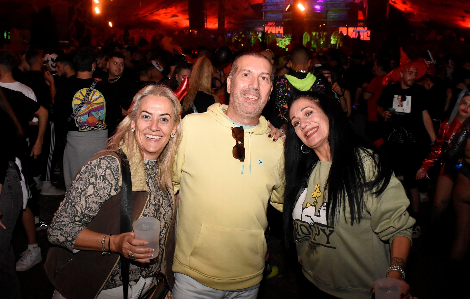 El festival Elrow reúne en Córdoba a miles de personas, en imágenes