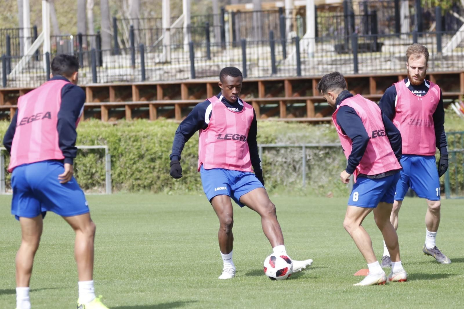 Abdoul Bandaogo, con el balón, durante su primer entrenamiento con la Balona, en el Santa María Polo Club