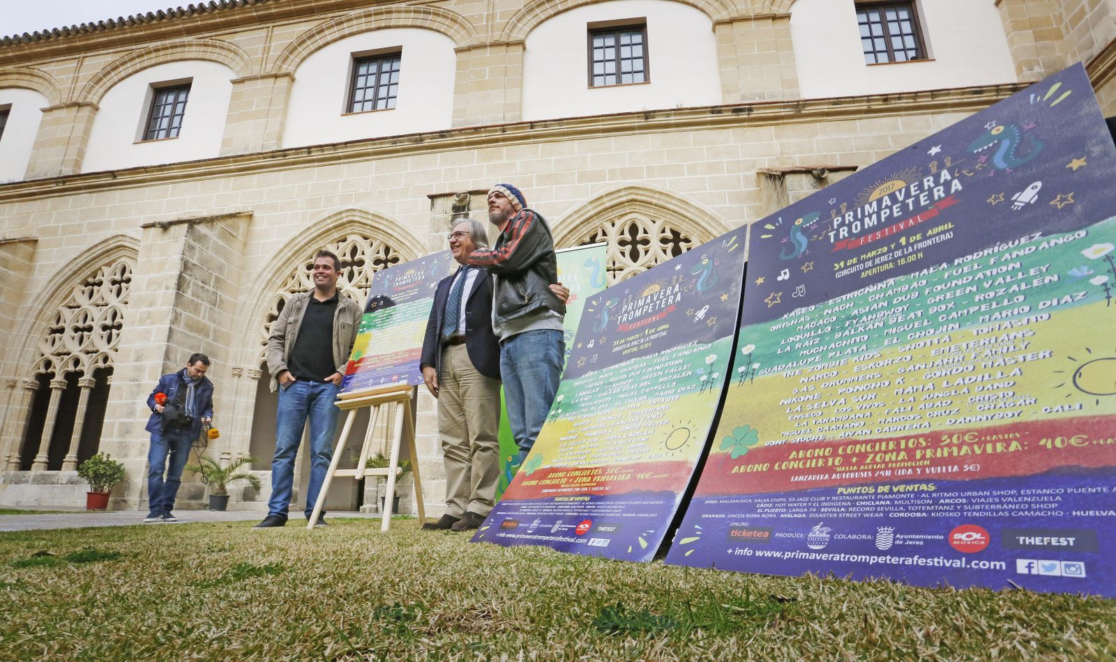 El delegado Francisco Camas (c), junto a Daniel Quiñones (d) y Miki Gutiérrez ayer tras la presentación del festival en los Claustros de Santo Domingo.
