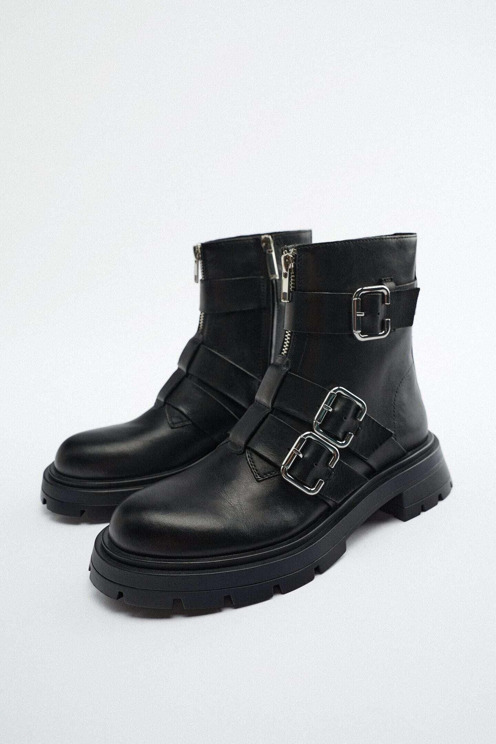 Botas con hebillas de Zara.
