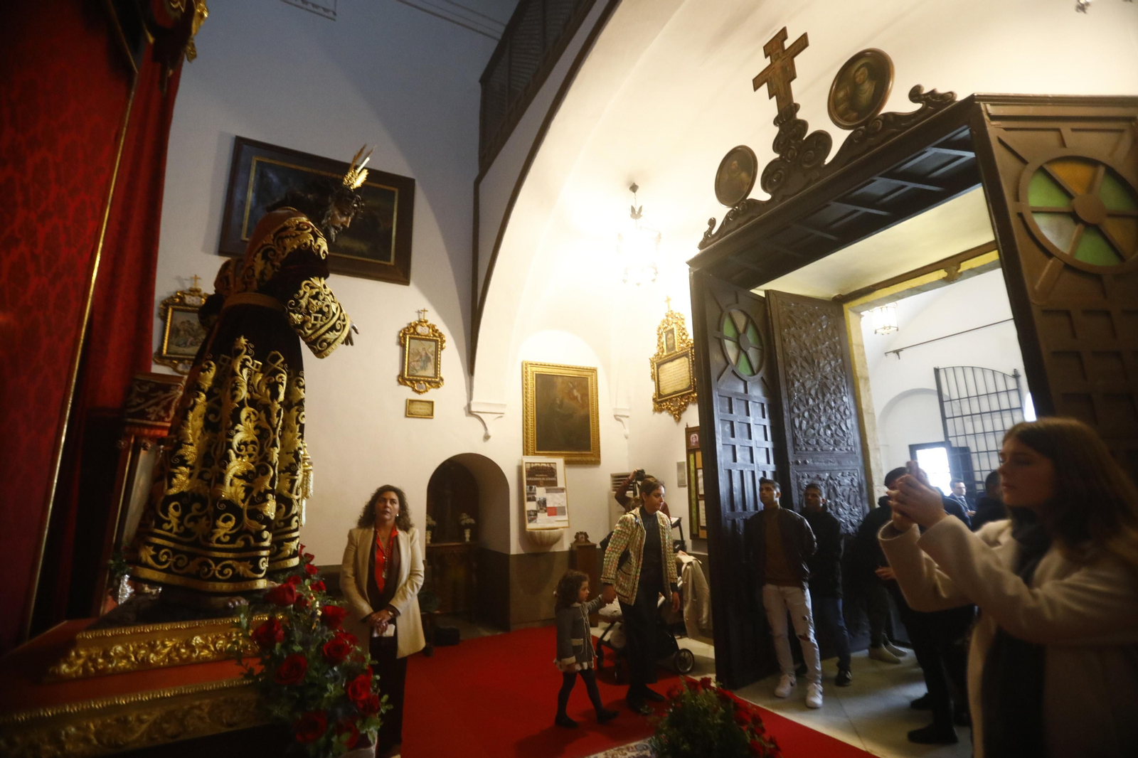 Las mejores imágenes de los besapiés del segundo domingo de Cuaresma en Córdoba