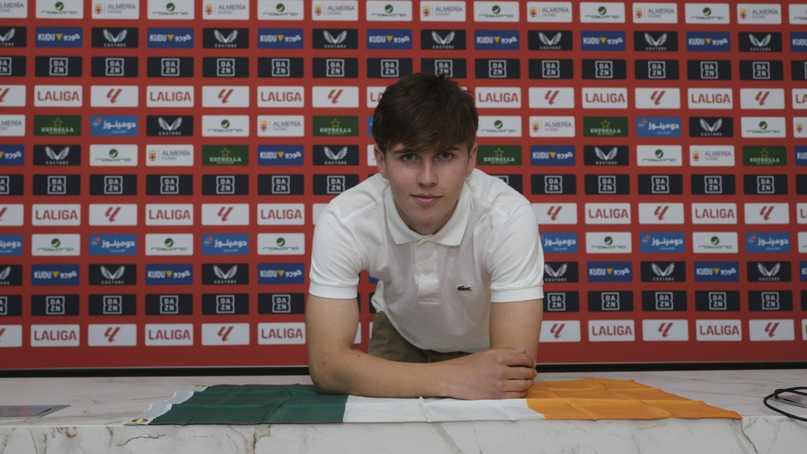 Ramón Martos posa junto a la bandera de Irlanda, con cuya selección es un fijo en sus categorías inferiores.