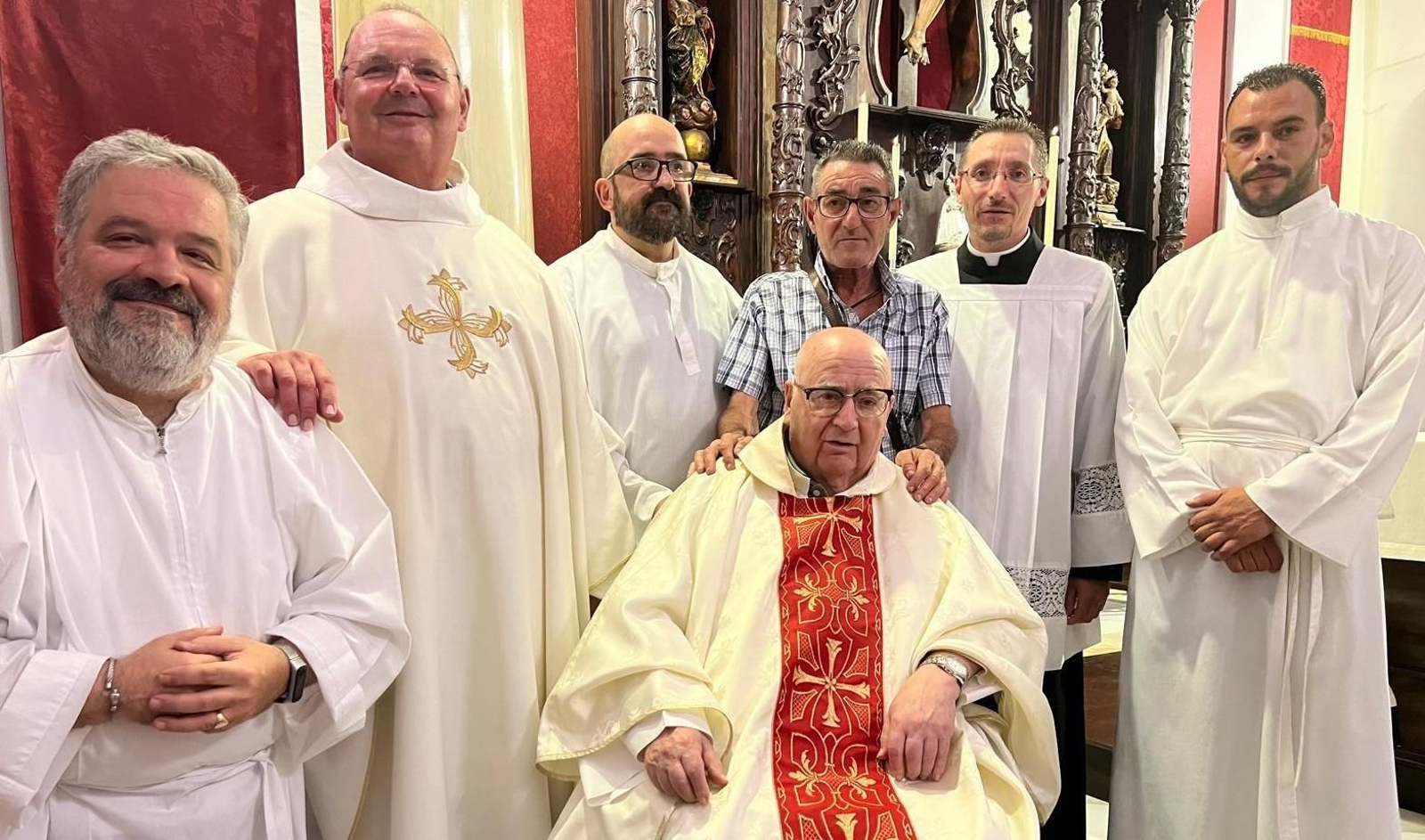 Repeto Bettes, sentado, junto al sacerdote Enrique Soler y algunos amigos. Repeto Bettes, sentado, junto al sacerdote Enrique Soler y algunos amigos.
