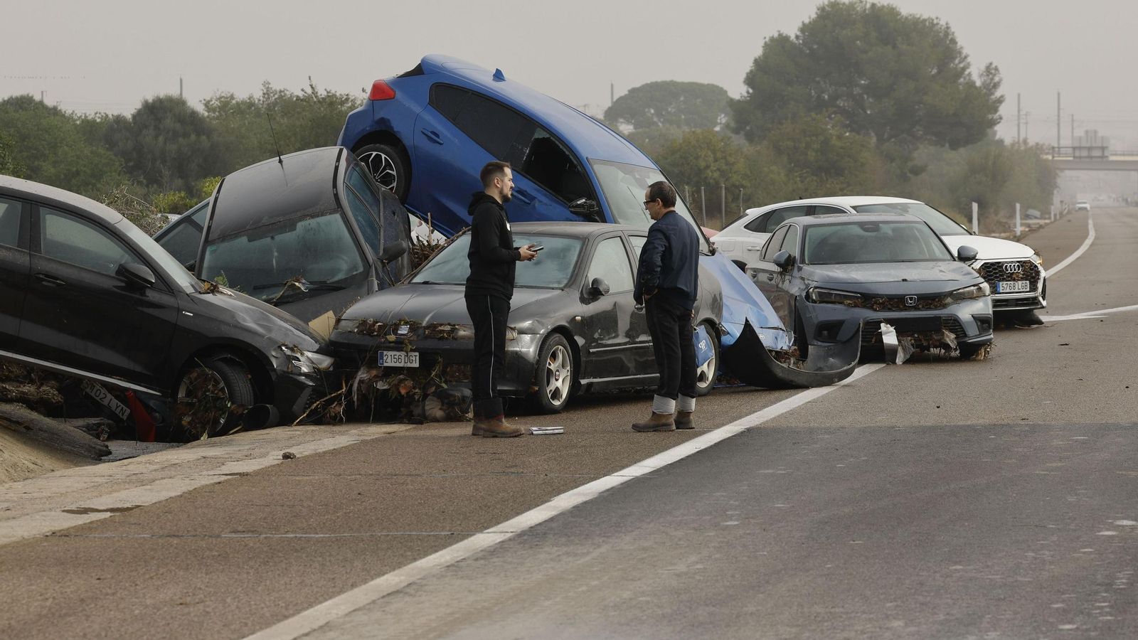 Así han quedado las calles de Valencia: desolación, barro y coches amontonados