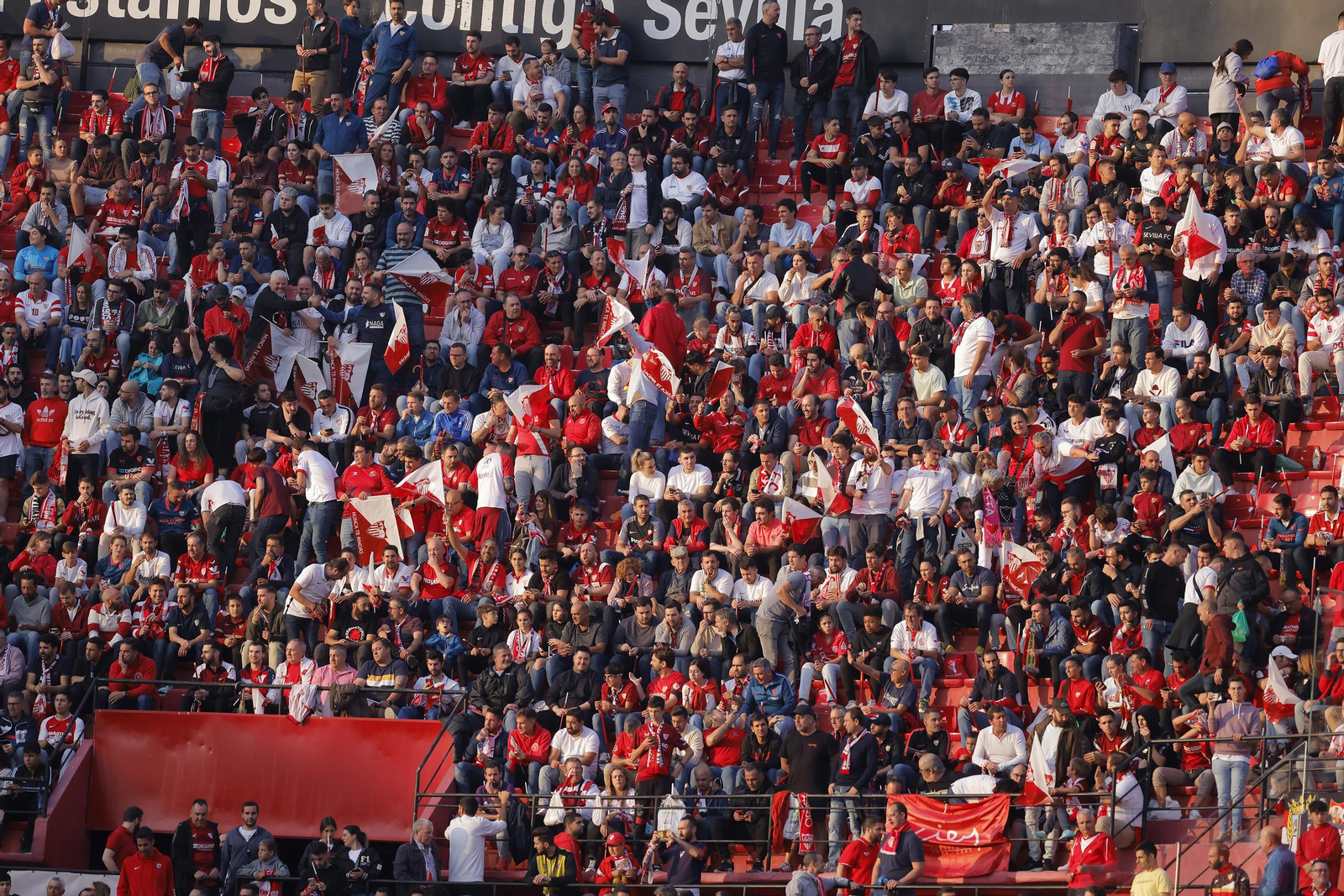 Búscate en las fotos del Sevilla-Betis