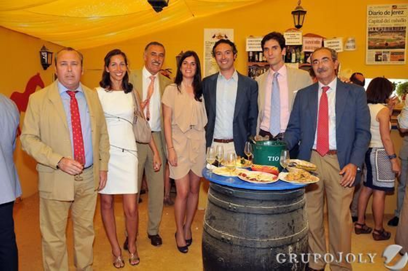Benjamín Sánchez junto a Begoña Gómez, Manuel Gómez, Elena Ordóñez, Jorge Ramos, Ignacio de Lope y Florentino de Lope, de la inmobiliaria Comunidades del Sur.

Foto: Manuel Aranda