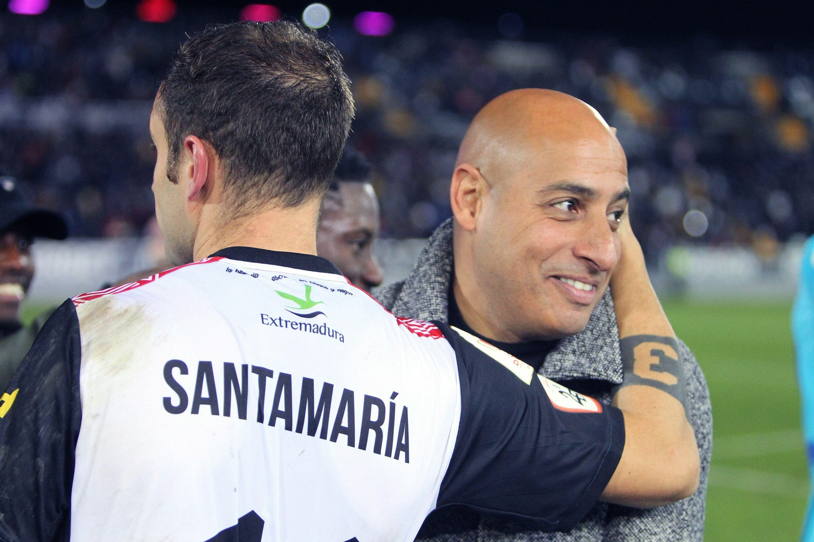 Nafti saluda a Santamaría en un reciente encuentro del Badajoz.