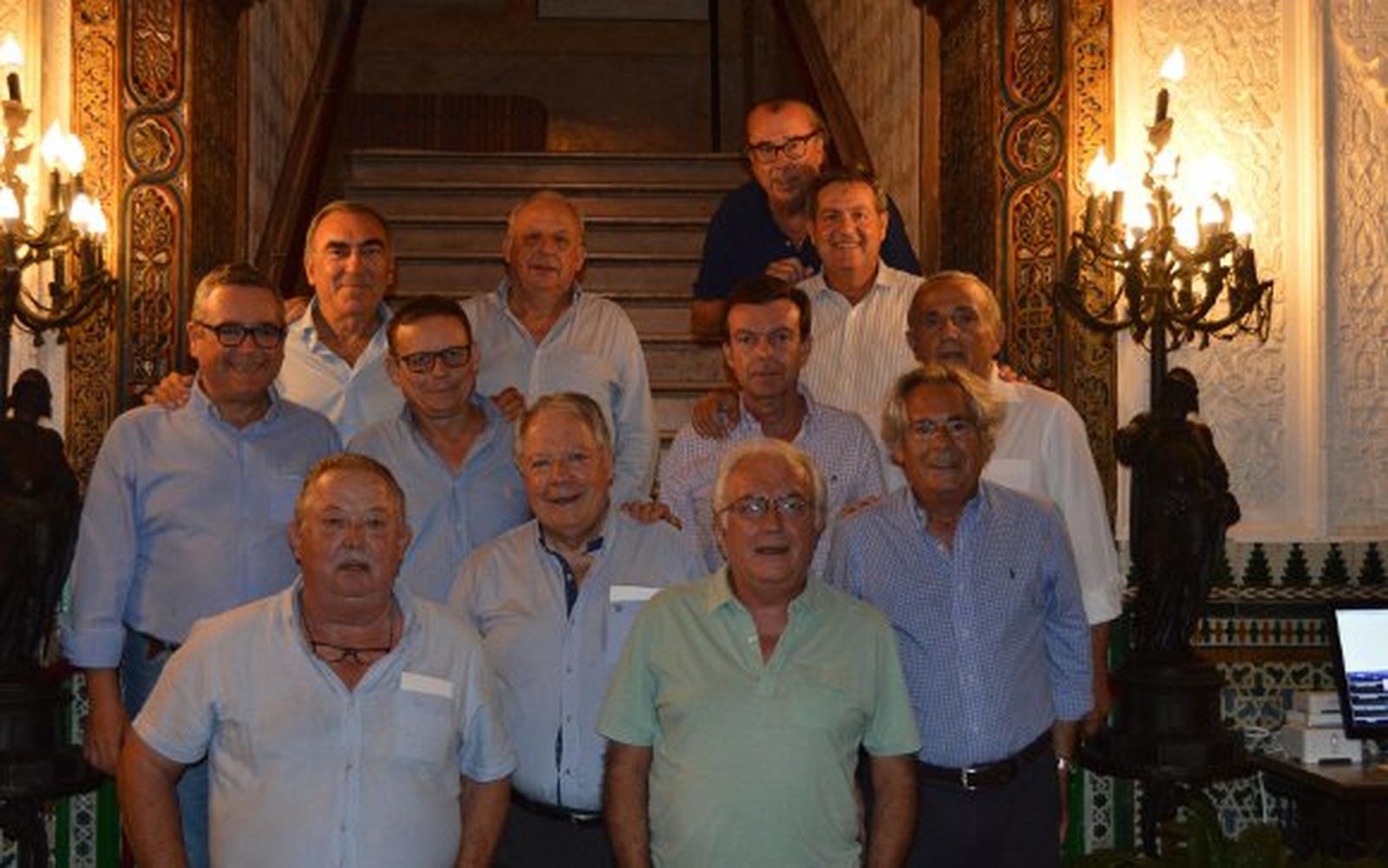 Juan Quiñones, con Francisco Orgambides, Alfonso Domecq, Enrique Galvín, Juan Carlos Lacave, Juan Ramón Cirici, Enrique Maestre, Carlos Aranda, Pepe Bote, Salvador Luna, Nacho Morillo y José María Otero, tras finalizar la celebración.  Foto: Ignacio Casas de Ciria