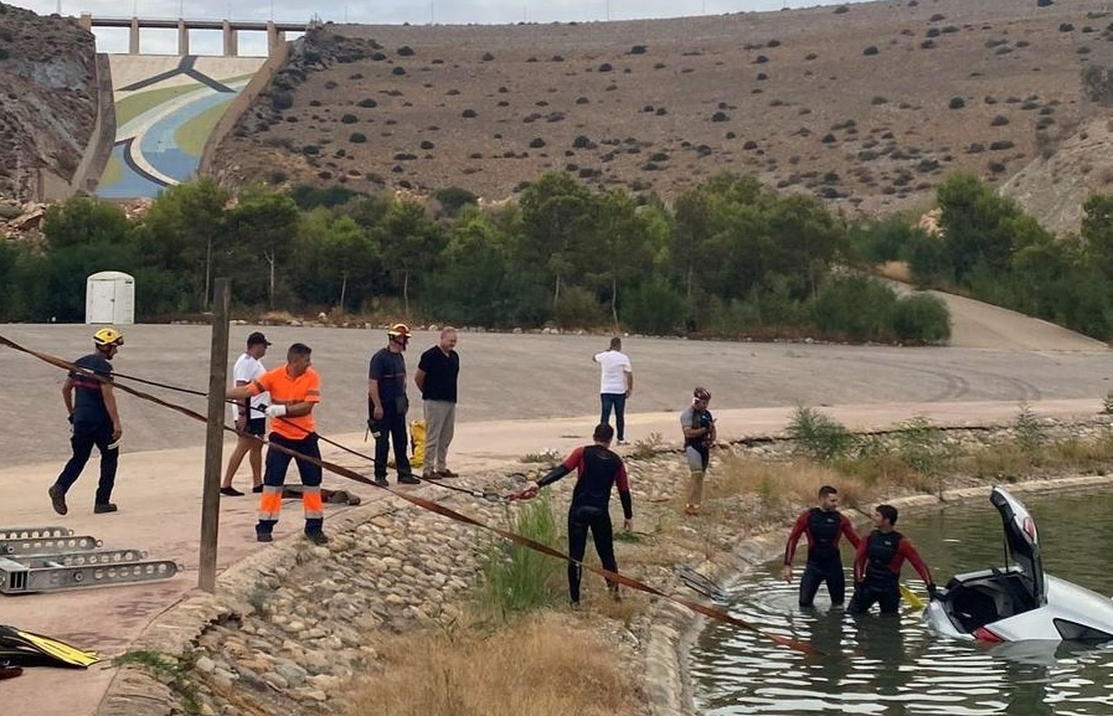 Agentes de la Guardia Civil tras rescatar al conductor