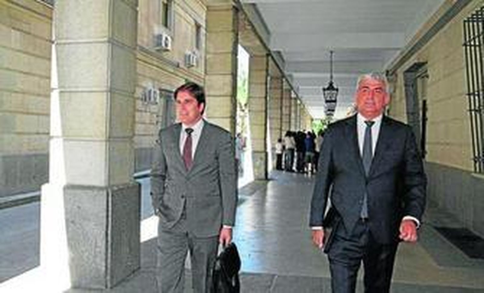 Los ex directores de Presupuestos Buenaventura Aguilera y Antonio Lozano, el pasado lunes en los juzgados.