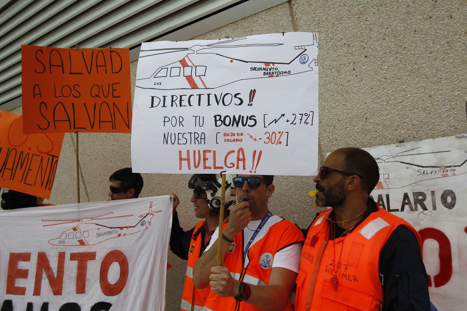 Fotogalería protesta equipo aéreo Salvamento Marítimo en Almería