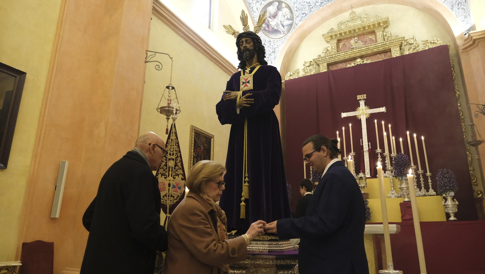 Imágenes del multitudinario besapiés del Cristo de Medinaceli en la Catedral de Almería