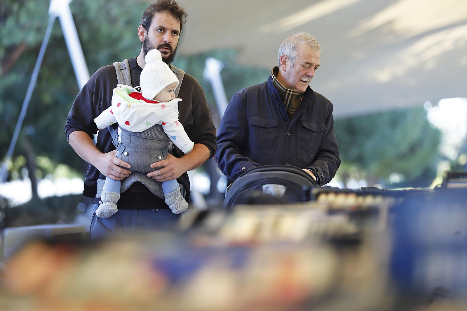 Imágenes del mercadillo solidario de Ayre en Huelva