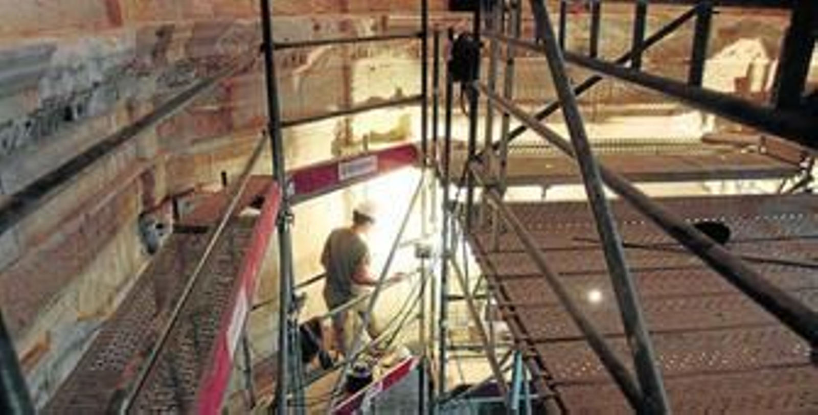 Operarios de la empresa Kalam se desplazan a través de los 360 metros cuadrados de andamios que cubren las paredes de la Sacristía Baja.