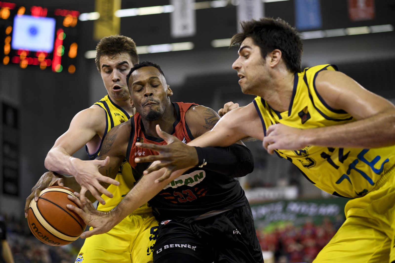 Watson no estuvo brillante en anotación pero se fajó en la zona.