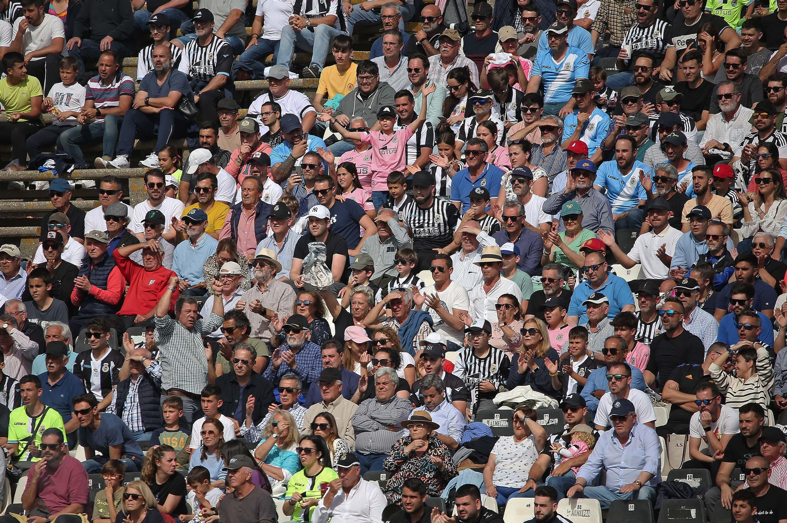 Fotos de la afición durante el Balona - Talavera en el estadio municipal de La Línea