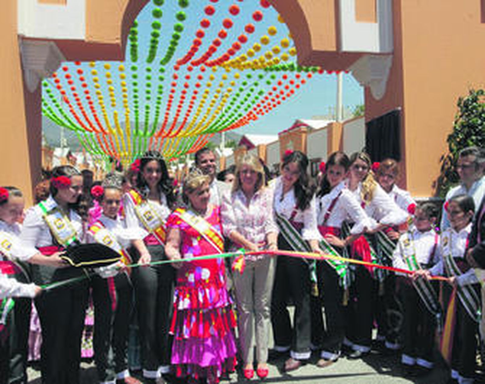 Ángeles Muñoz procede al simbólico corte de la cinta que inaugura la feria de la localidad que comenzó ayer.