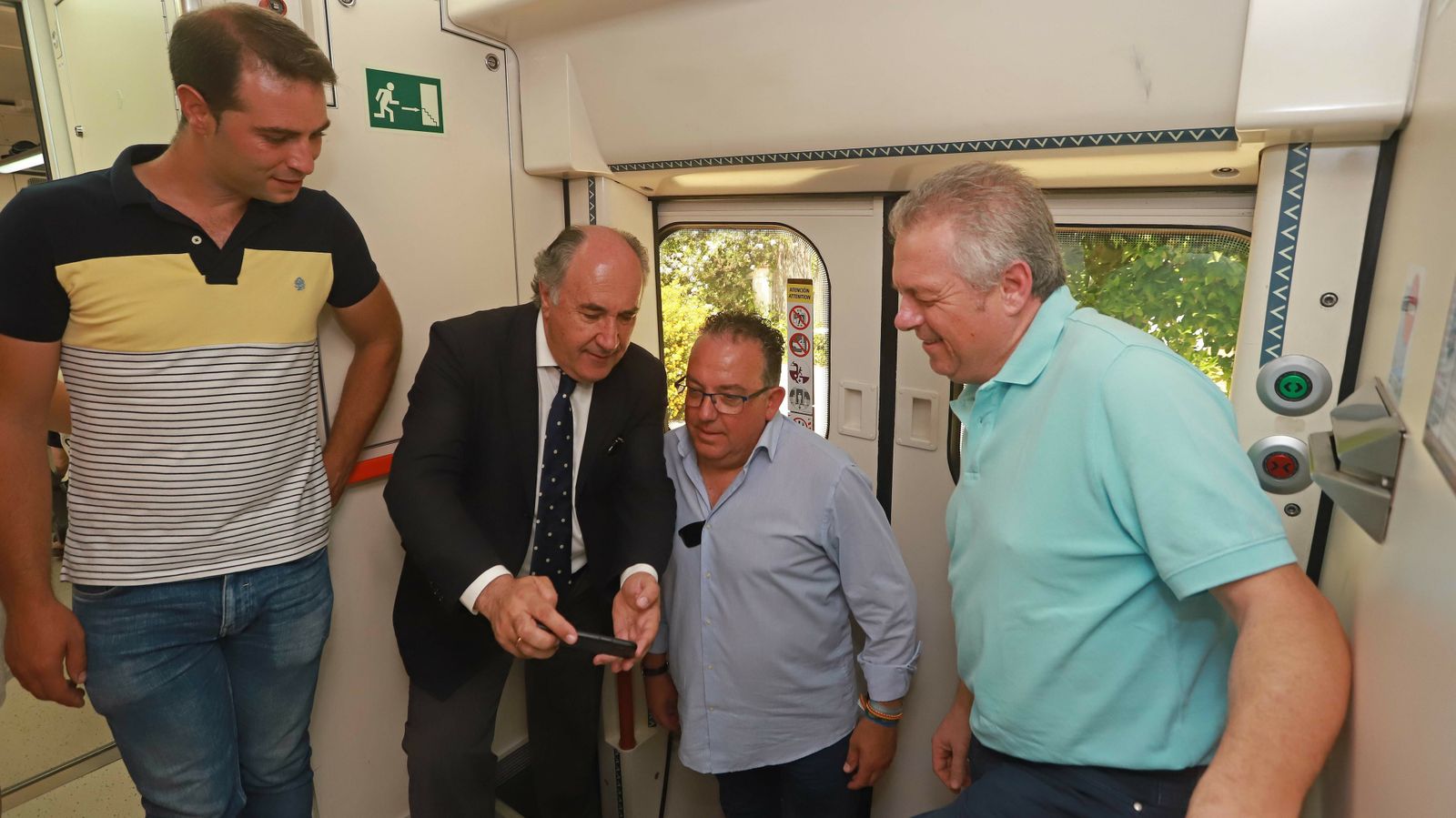 Las mejores fotos del viaje reivindicativo de los alcaldes a Ronda en tren