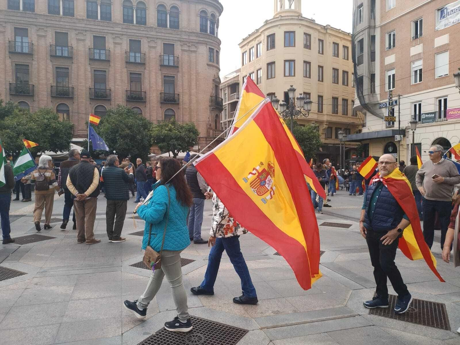 Las imágenes de la protesta multitudinaria del PP contra la amnistía en Córdoba