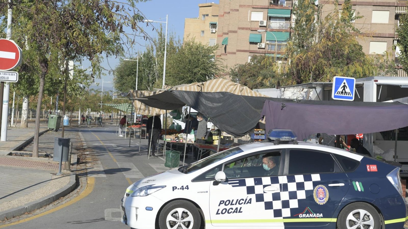 Un coche de la Policía Local al inicio de los puestos