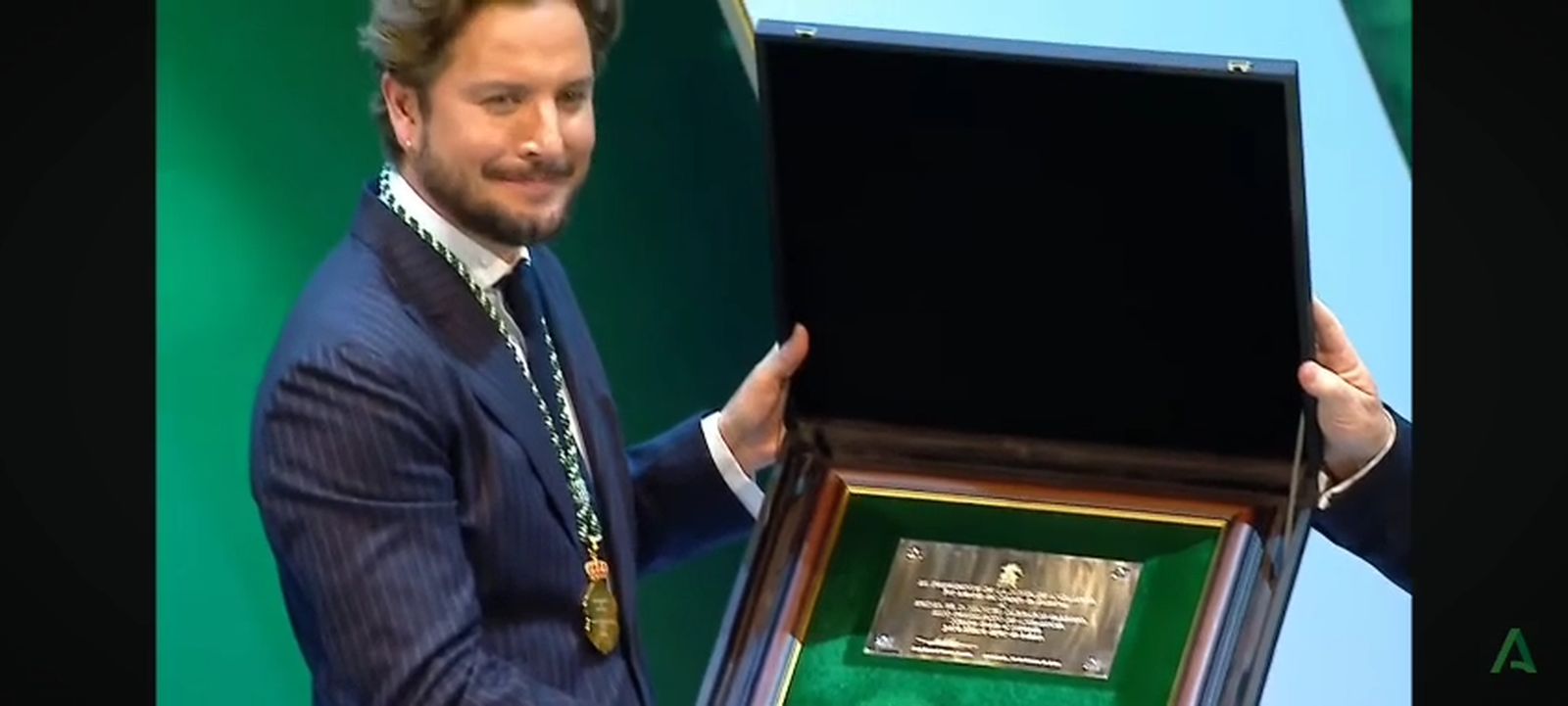 El cantante Manuel Carrasco recoge el reconocimiento como Hijo Predilecto de Andalucía