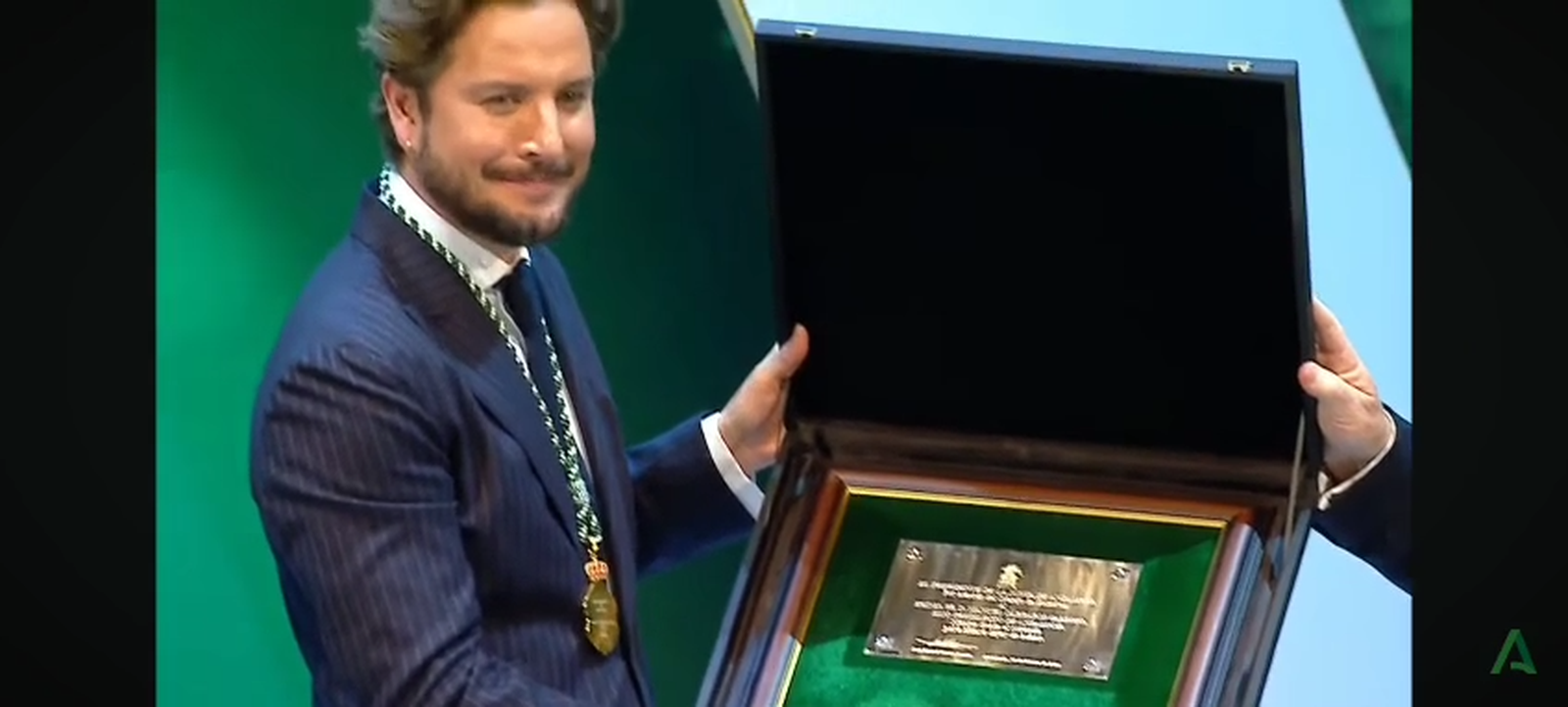 El cantante Manuel Carrasco recoge el reconocimiento como Hijo Predilecto de Andalucía