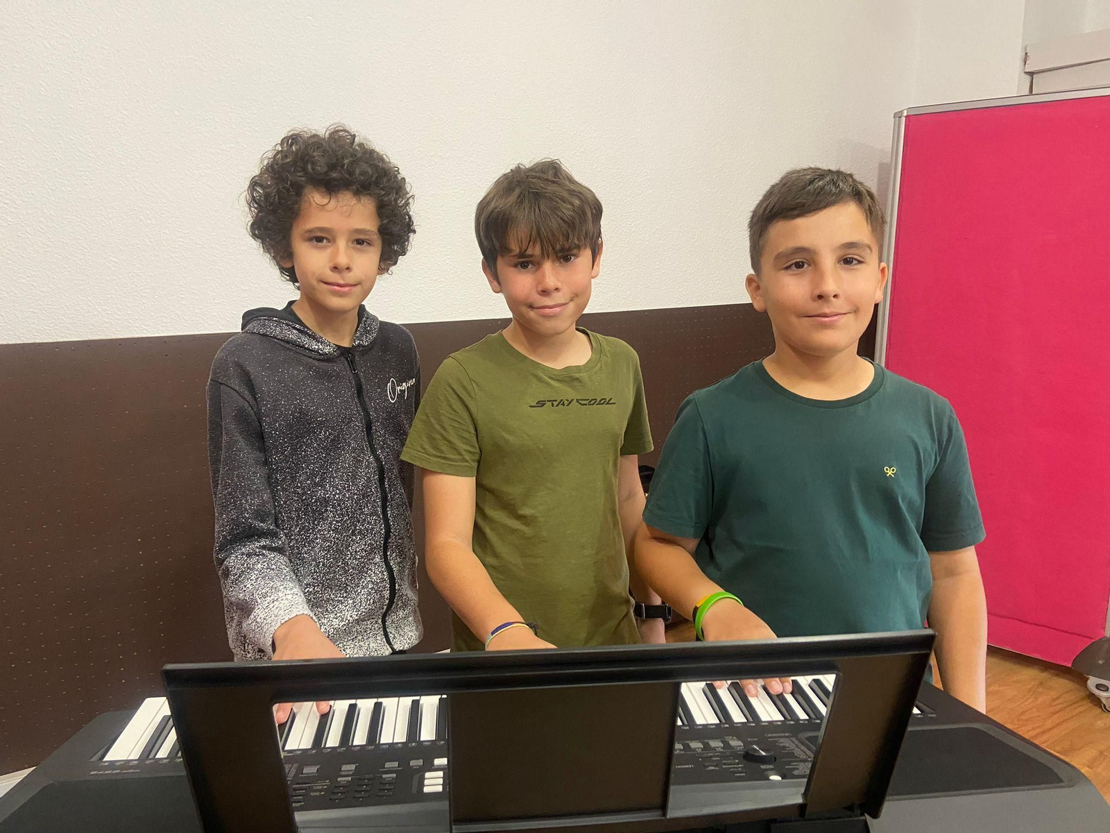 Los alumnos se divirtieron mientras aprendían sobre compositoras históricas. Los alumnos se divirtieron mientras aprendían sobre compositoras históricas.