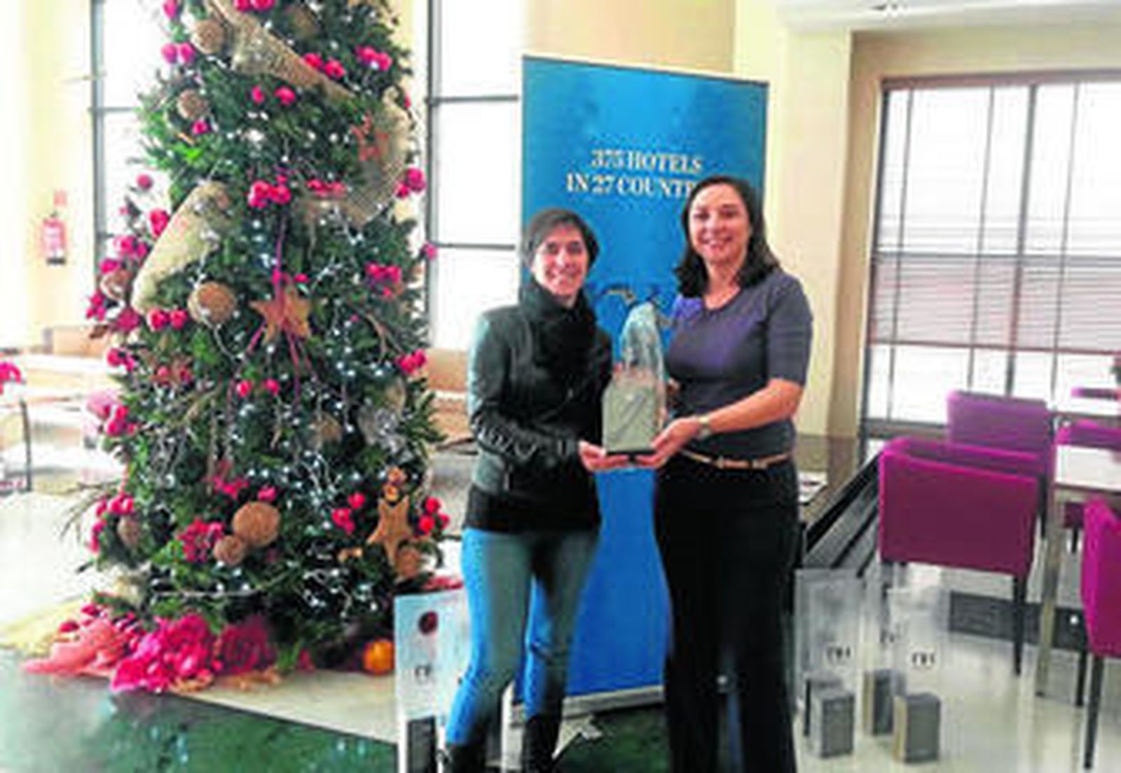 Donación de libros a Sara Salmerón, de Cruz Roja.