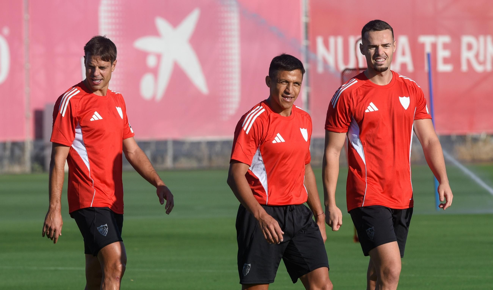 Azpilicueta y Alexis Sánchez, en un entrenamiento esta semana.