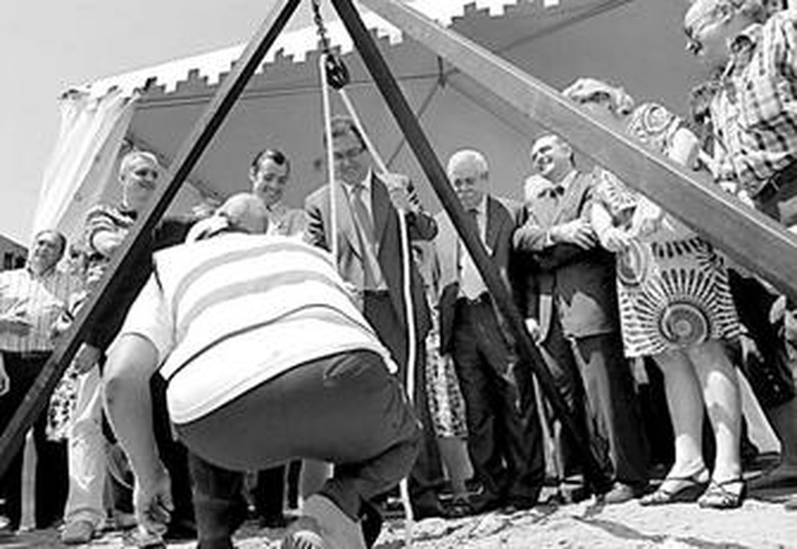 El consejero de Vivienda durante la puesta de la primera piedra de una promoción en El Puche.