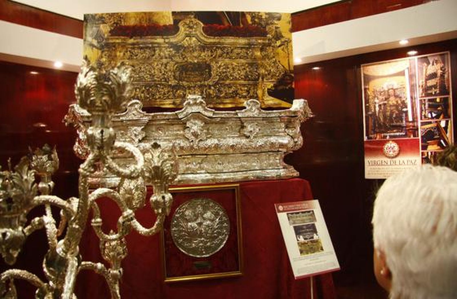 Los visitantes aprecian los objetos de la exposición "Tan lejos y tan cerca", de la Hermandad de la Amargura.

Foto: Belen Vargas