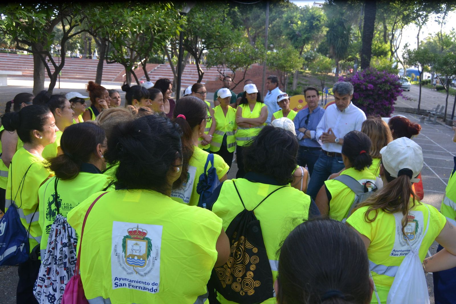 Romero junto al grupo de personas que durante este verano se encargarán de cuidar los equipamientos verdes.