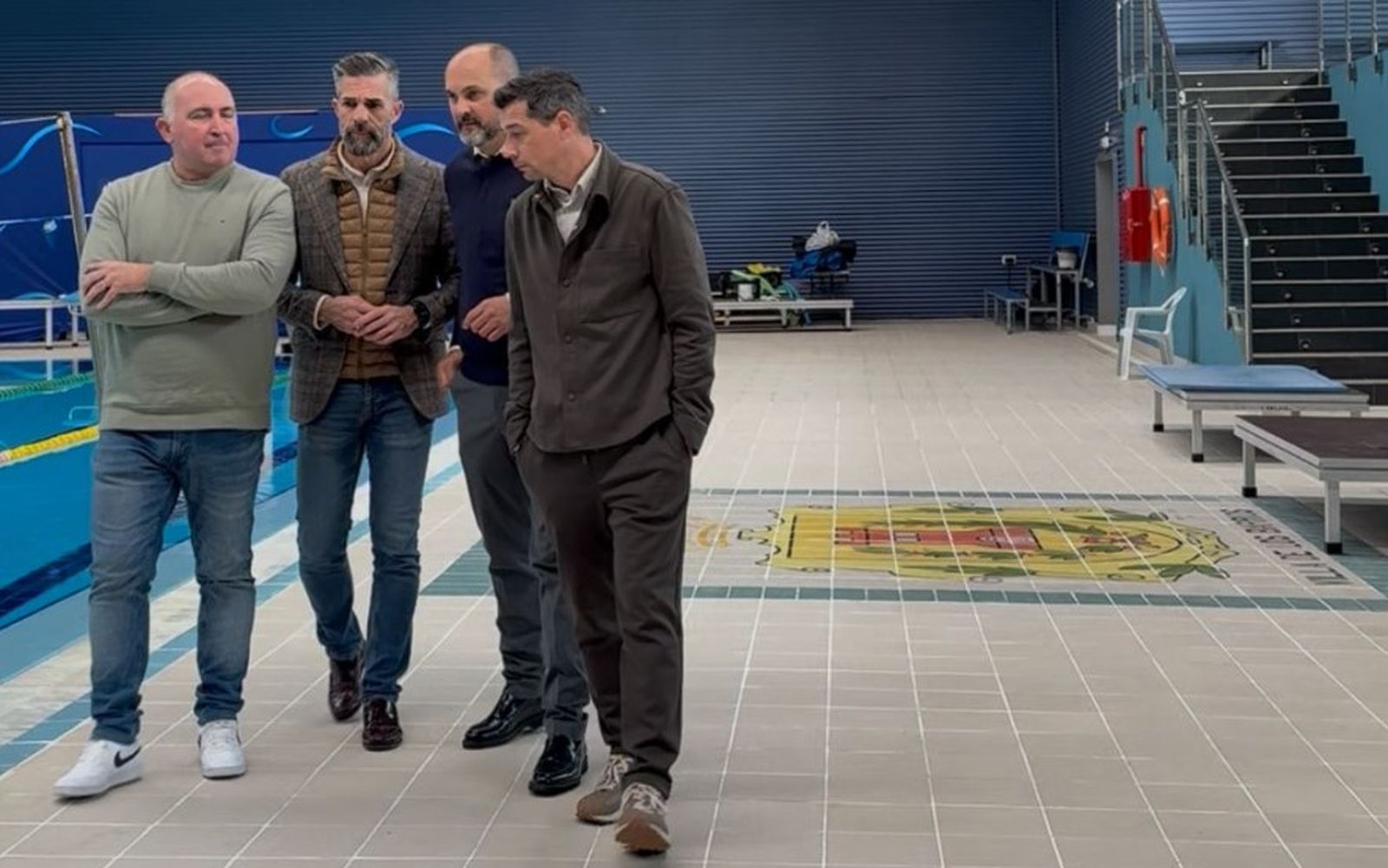 Las autoridades locales, durante la visita de este lunes a la piscina cubierta