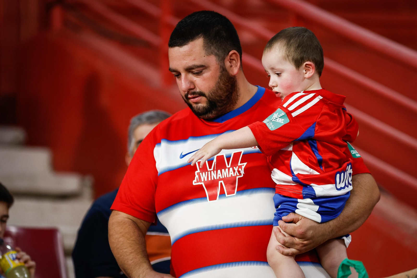 Encuéntrate en la grada de Los Cármenes y en el recibimiento al Granada CF