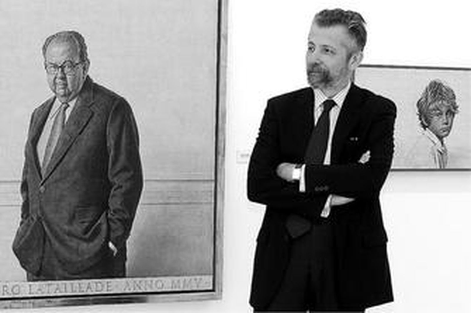 Hernán Cortés ante los retratos de Íñigo Cavero y de Gonzalo, el hijo de su compañera Maya.