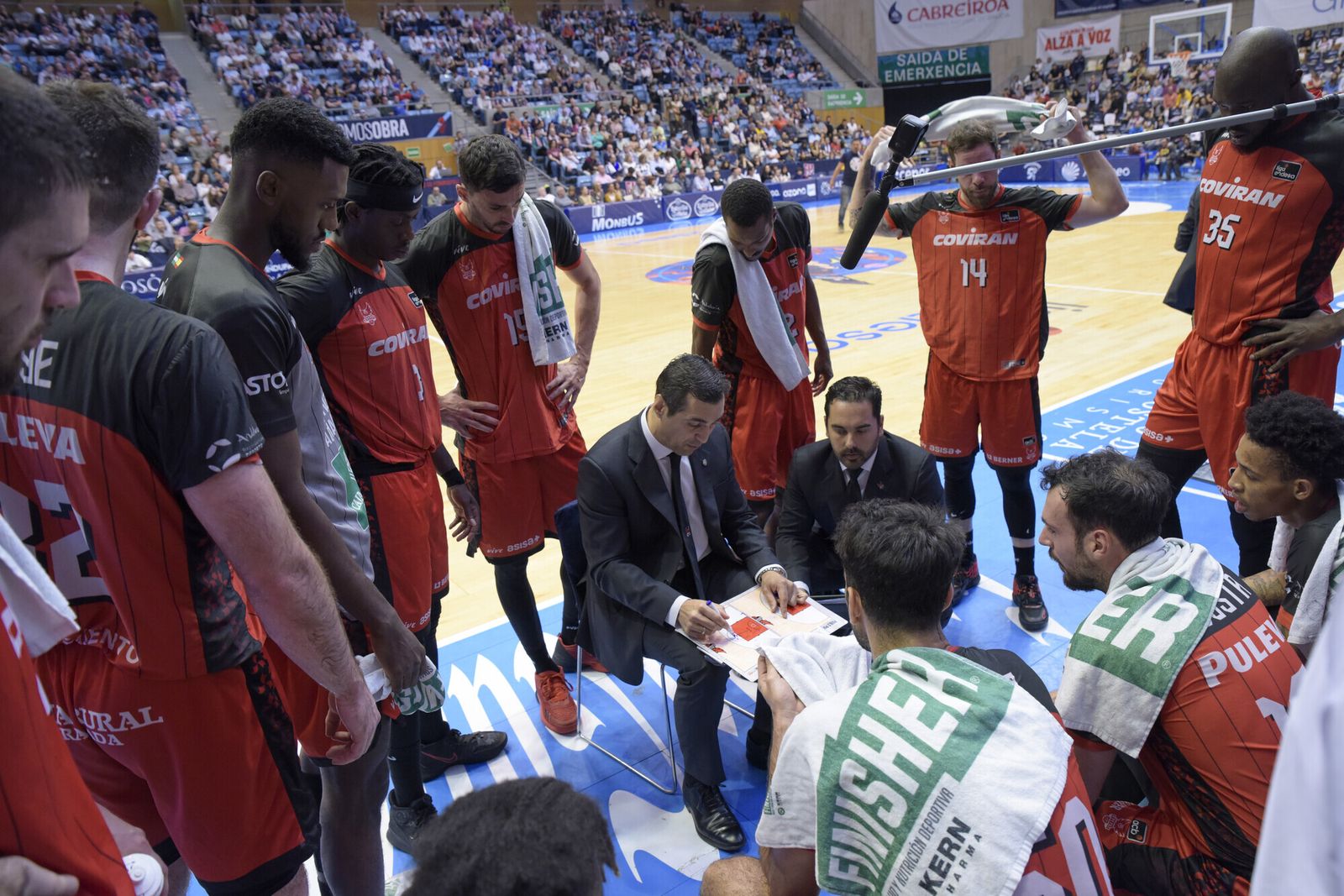 Pablo Pin durante un tiempo muerto ante el Obradoiro.