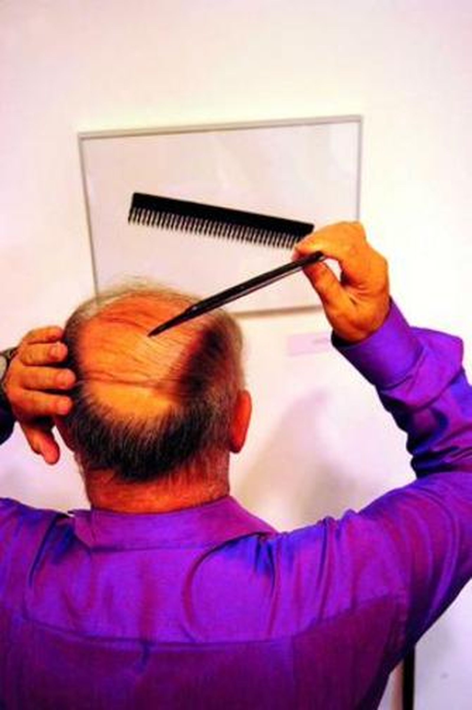 Un espectador juega con la idea que presenta la curiosa obra 'Y yo con estos pelos'.