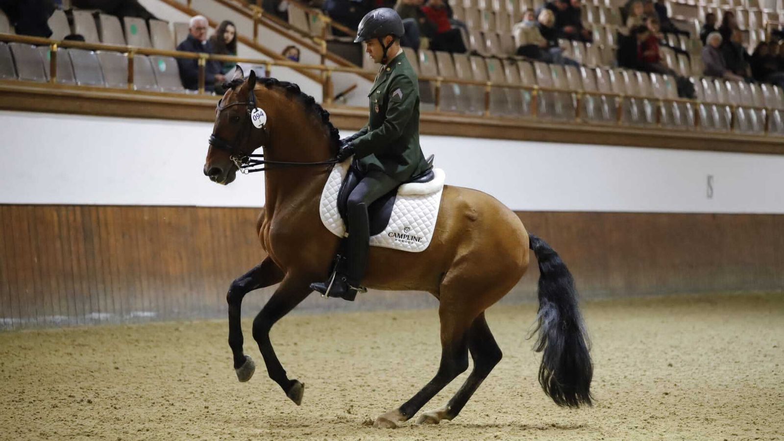 Un jinete realizando uno de los ejercicios.