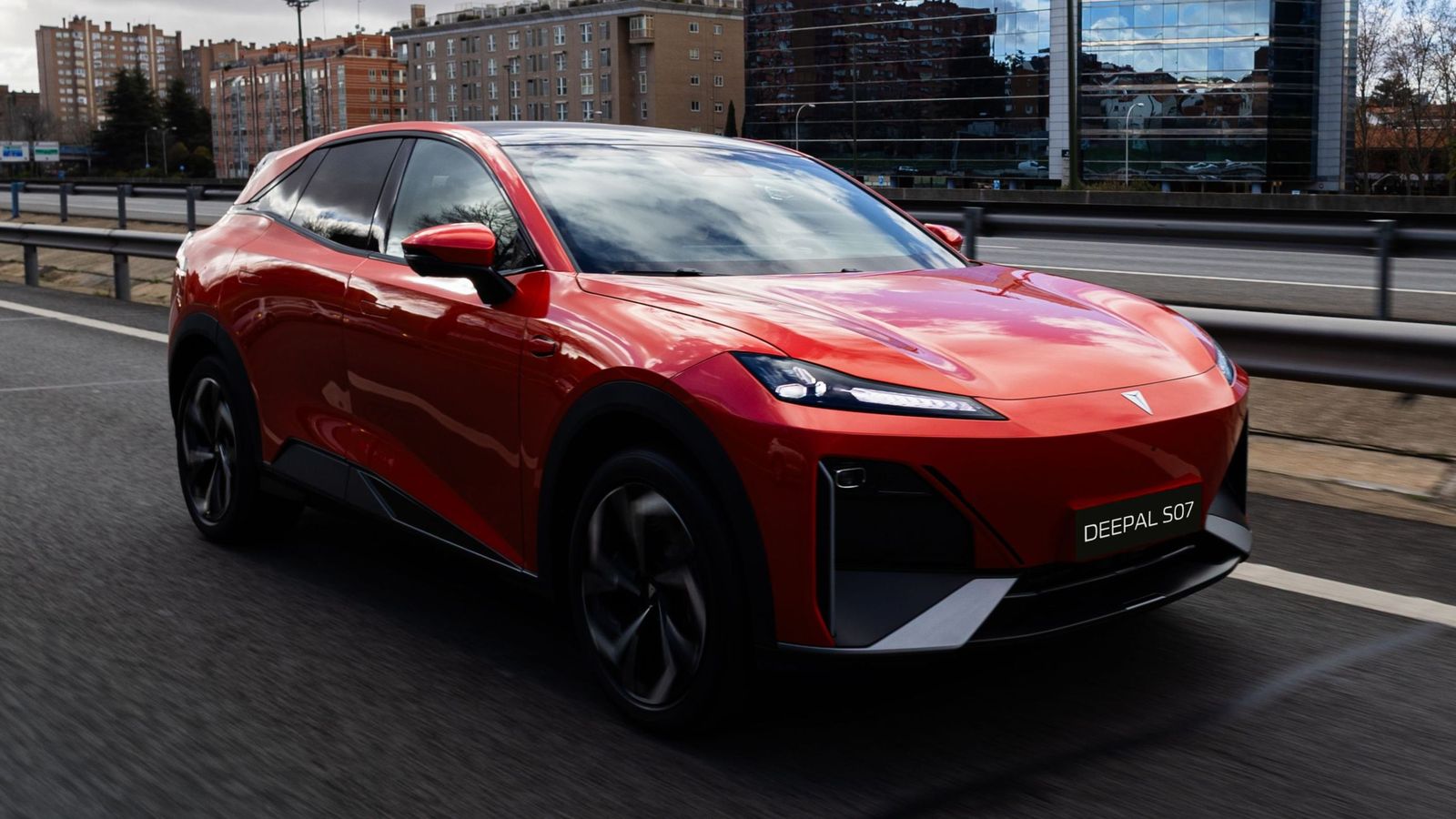 El Deepal S07 es el SUV más grande que, por el momento, se venderá en los concesionarios de Changan en Europa. Es eléctrico, mide 4,75 m de largo, tiene 218 CV (160 kW) y ofrece una autonomía de 475 km.